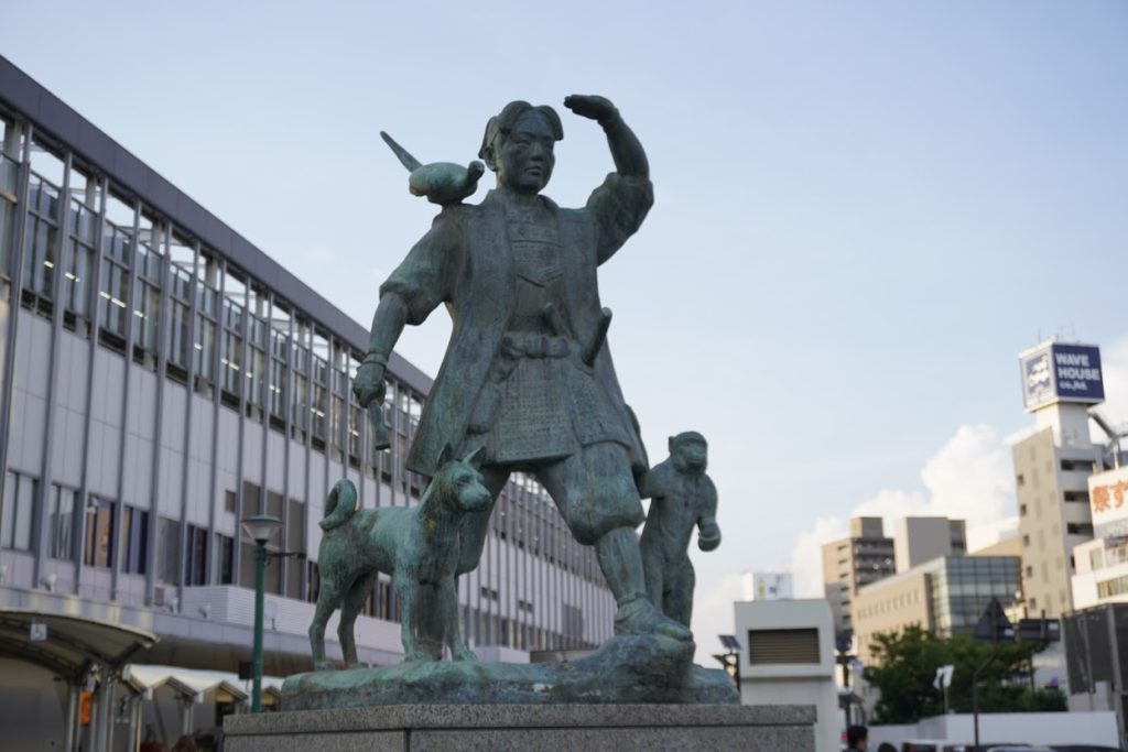 岡山駅前桃太郎像の向き