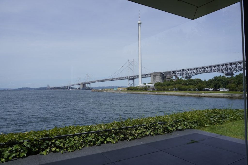 東山魁夷せとうち美術館カフェなぎさから見る瀬戸大橋