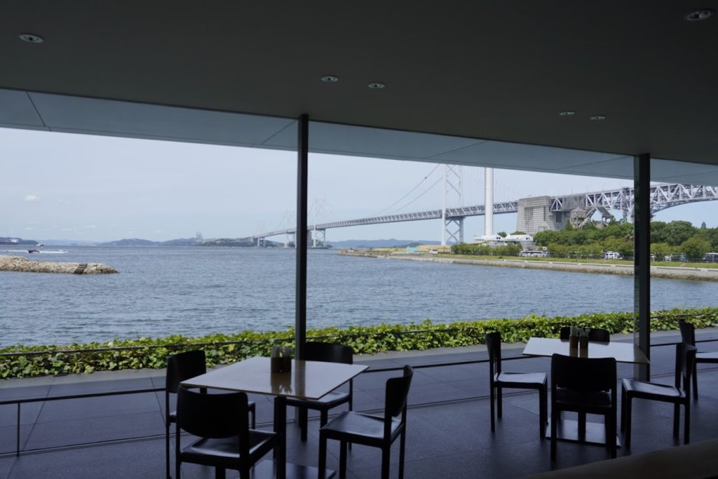 東山魁夷せとうち美術館カフェなぎさから見る瀬戸大橋