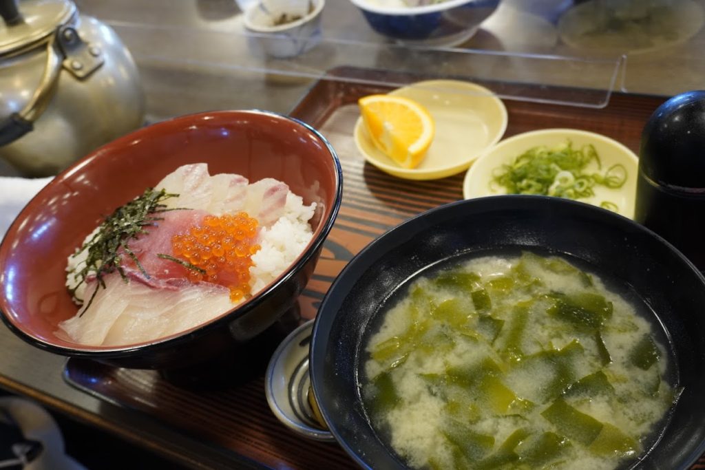 活魚料理讃岐屋　海鮮丼