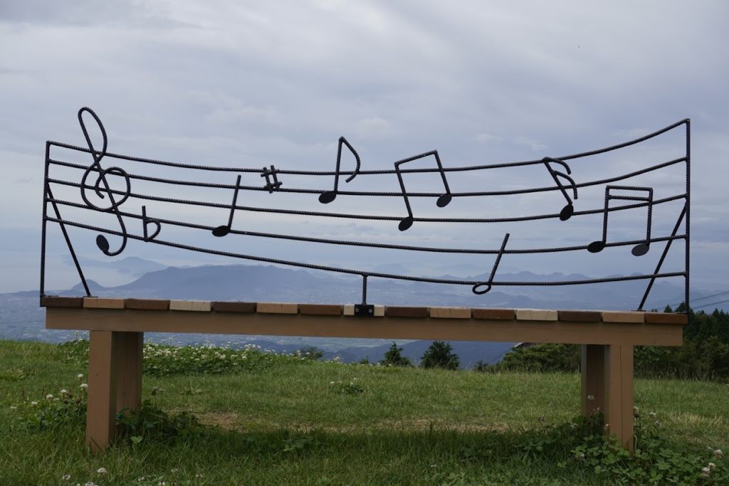 雲辺寺山頂公園音符のベンチ