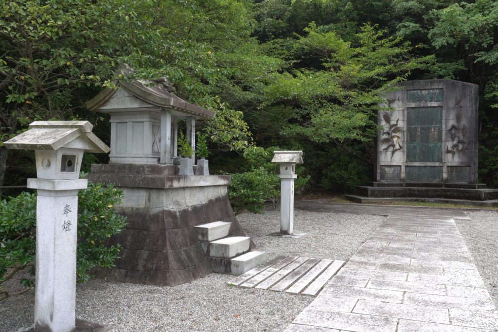 豊稔池碑と水神社