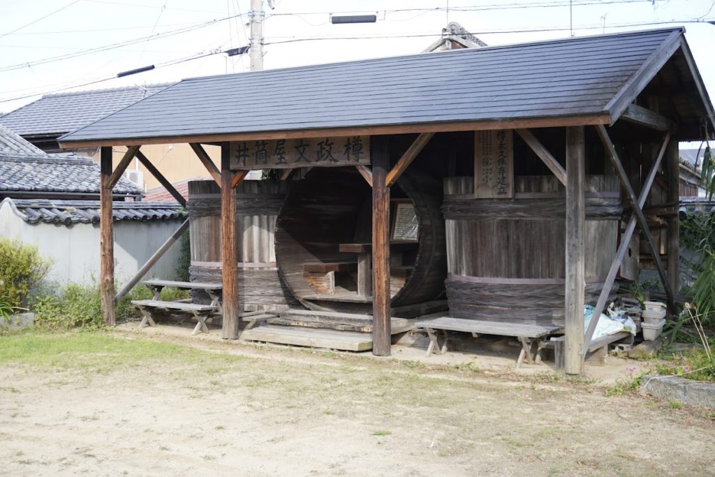 讃州井筒屋敷の樽のベンチ