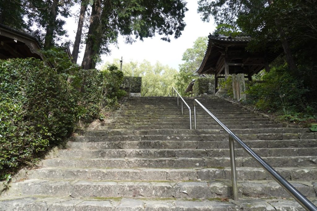 萩原寺本堂への階段