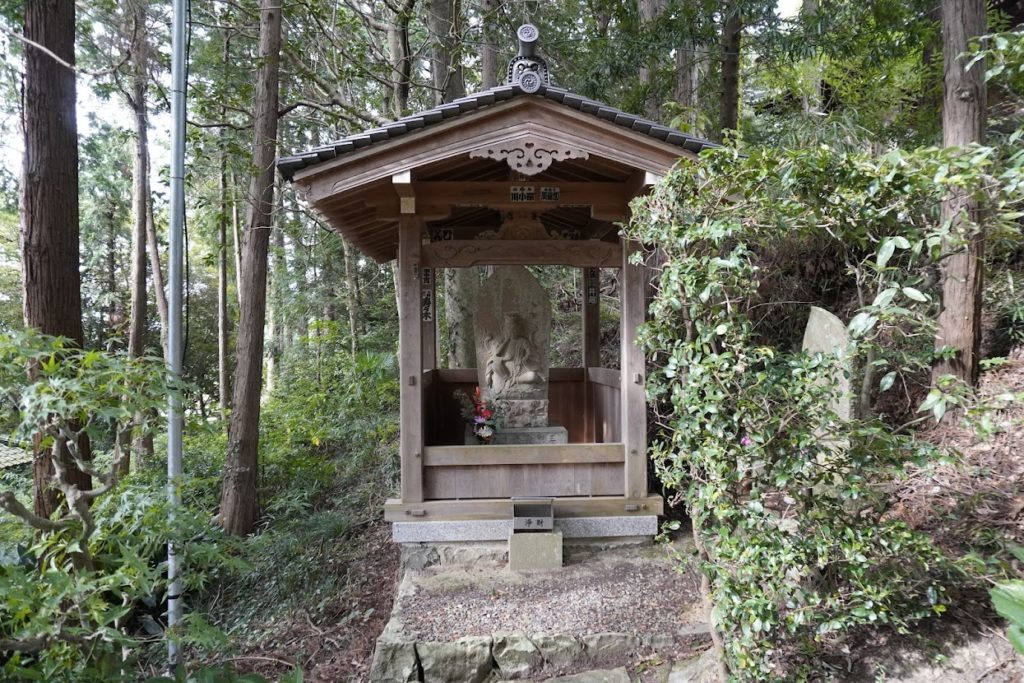 萩原寺本堂への階段のお堂　奥に茶道