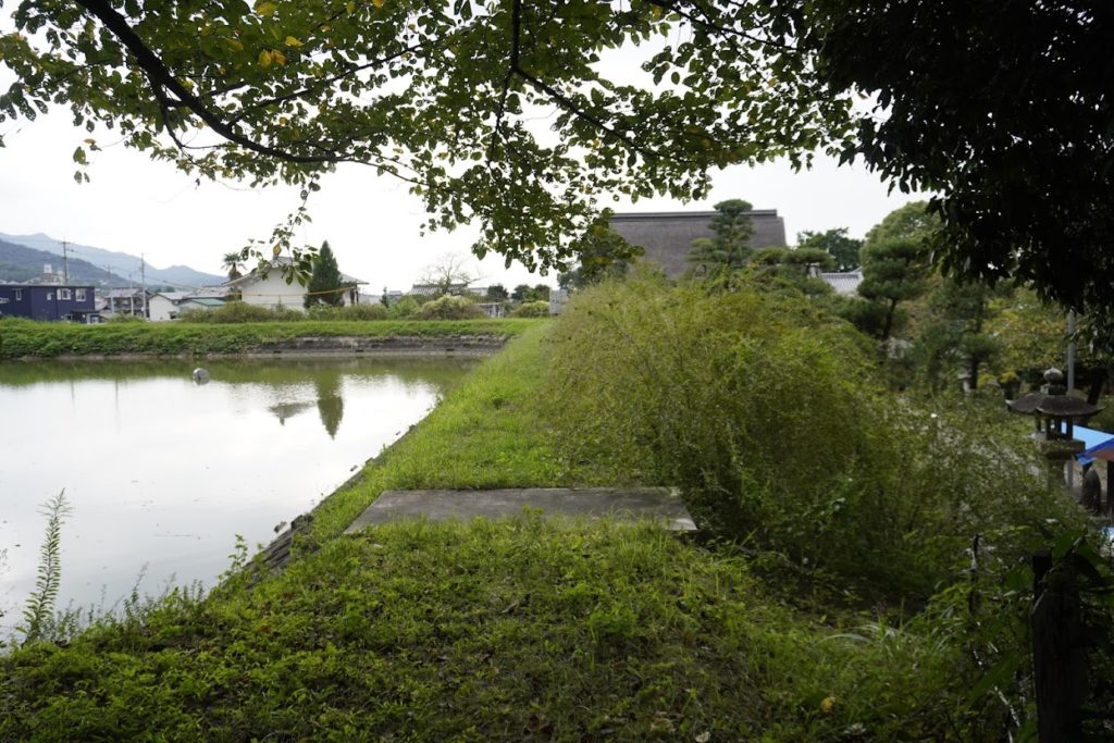 萩原寺のよこにある前池