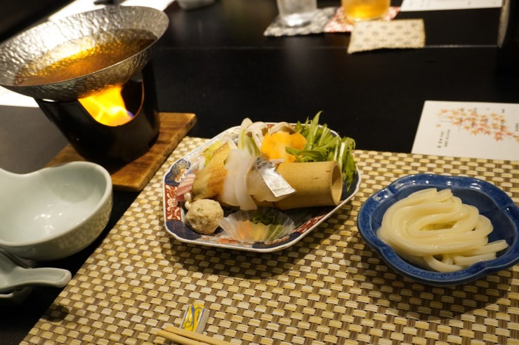 花樹海の夕食　讃岐饂飩すき　サワラ、アナゴ、イカ、鶏つみれ