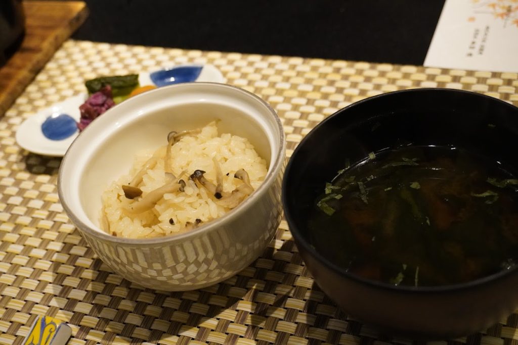 花樹海の夕食　炊き込みご飯と赤出汁