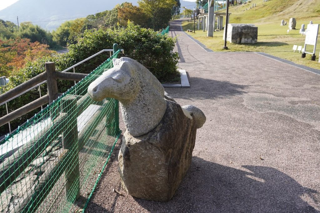 石匠の里公園階段付近の馬の石彫