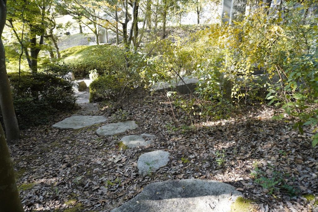 石匠の里公園の日本庭園の散策路