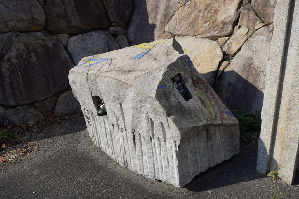 牟礼石匠の里公園の駐車場の彫刻アキホタタ