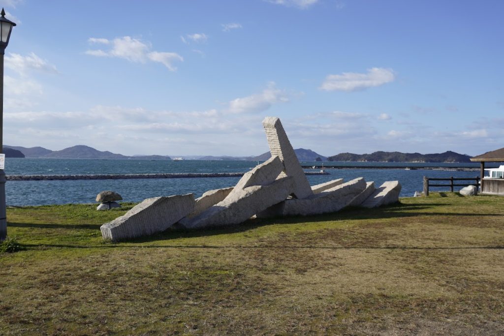 城岬公園の彫刻　遺石一億年の海の底から　寺田 武弘