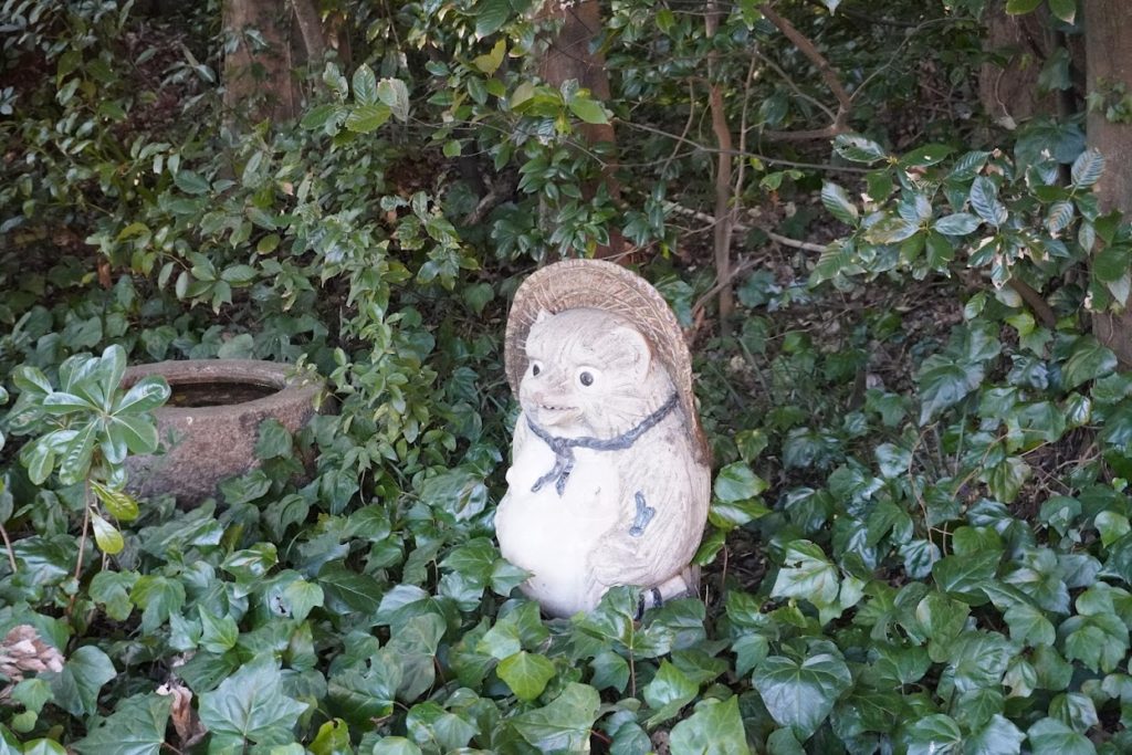 屋島寺宝物館雪の庭奥の狸