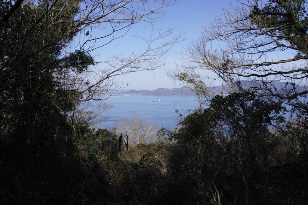 男木島第一水仙郷への道から見える豊島