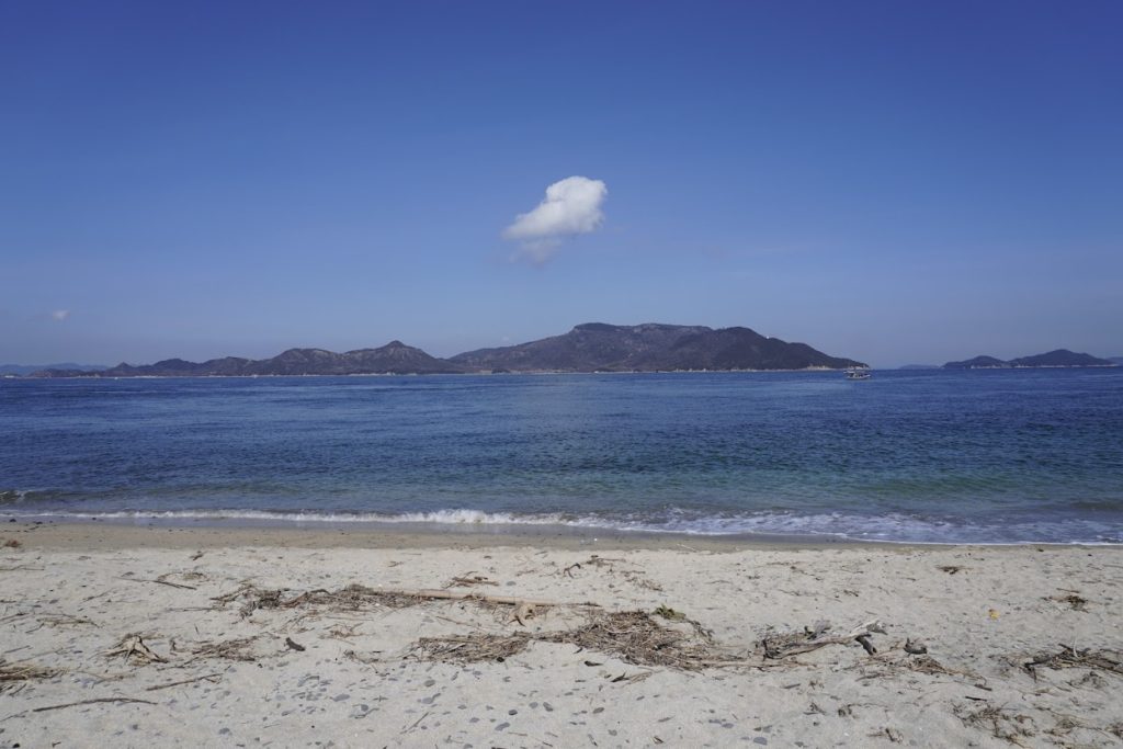 男木島灯台前の砂浜