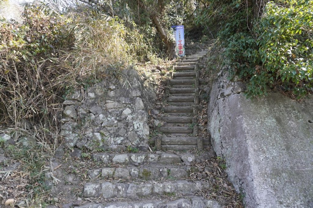 男木島灯台へ続く道から水仙郷へ向かう階段