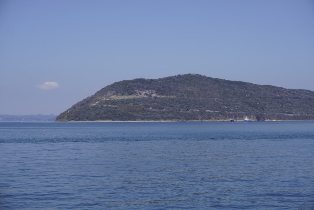 めおんから見る女木島岬の白灯台