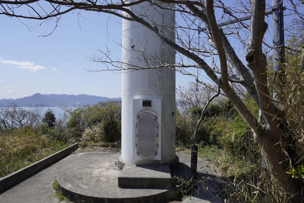 女木島「岬の白灯台」