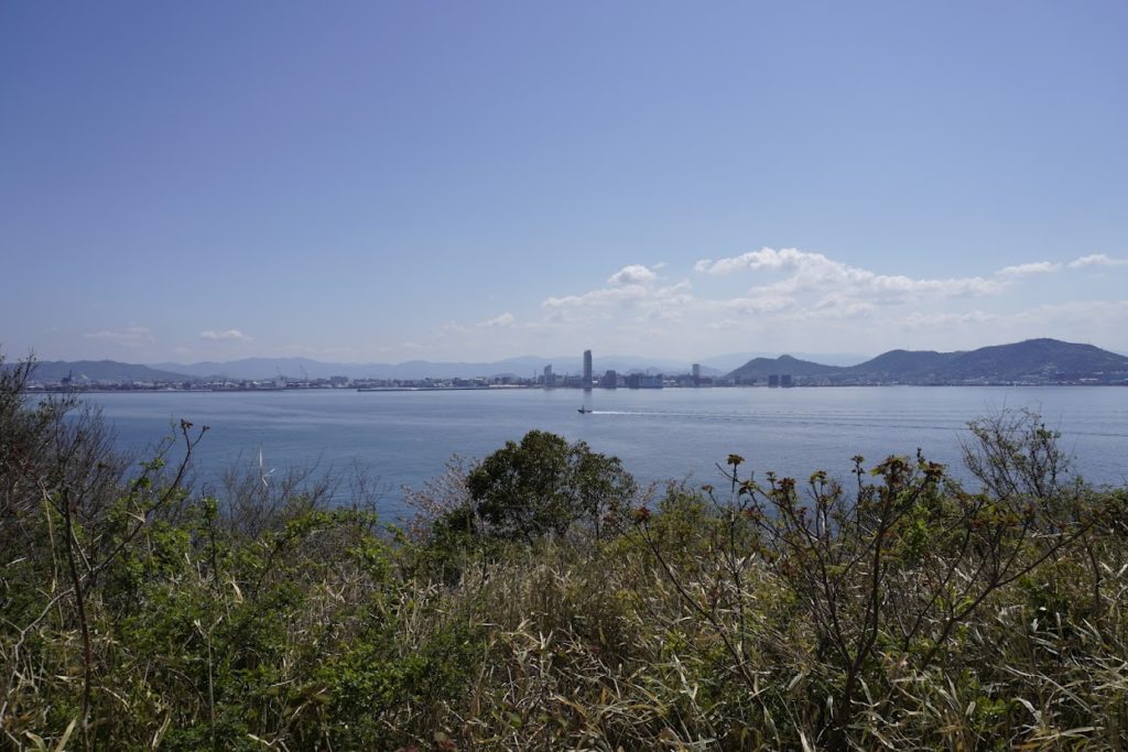 女木島岬の白灯台から眺める高松港