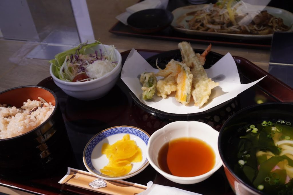 与島パーキングエリアのフードコート　天ぷらと蛸めしの定食