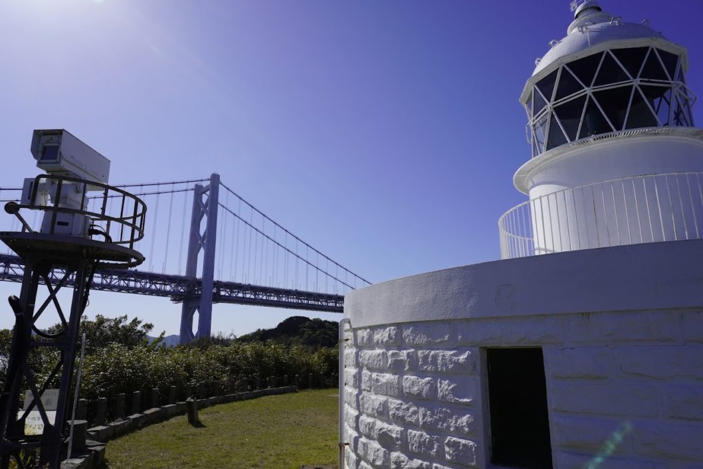 鍋島灯台と瀬戸大橋