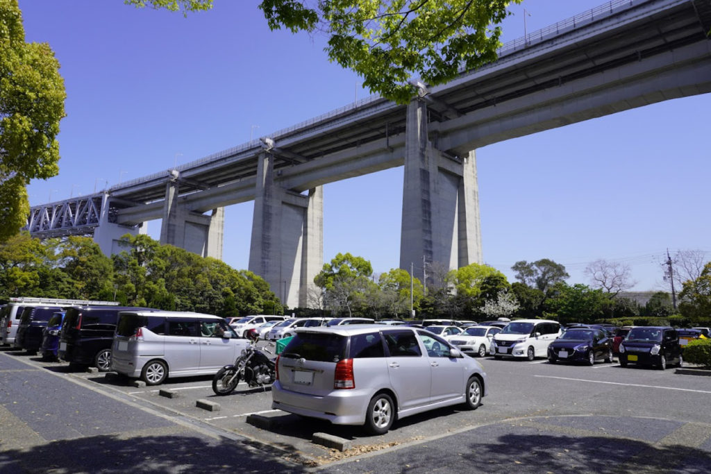 瀬戸大橋の下瀬戸芸沙弥島駐車場が混雑