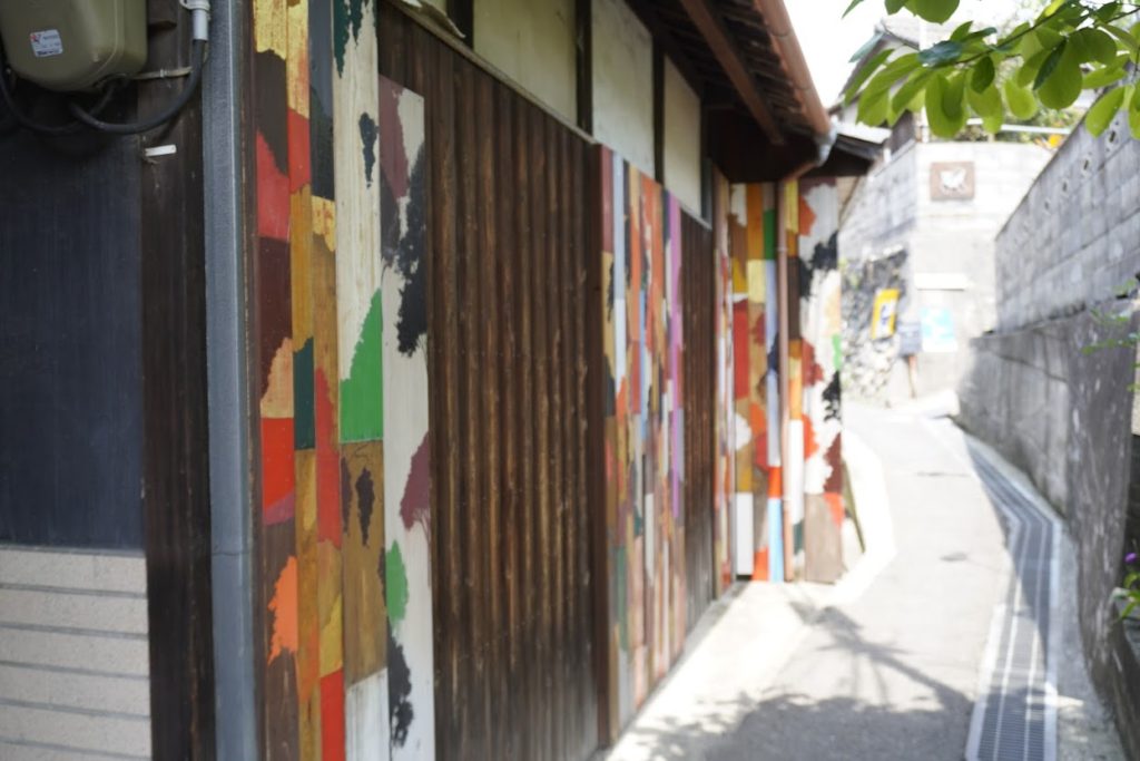 ojijimaゆくる店舗前の男木島 路地壁画プロジェクト wallalley