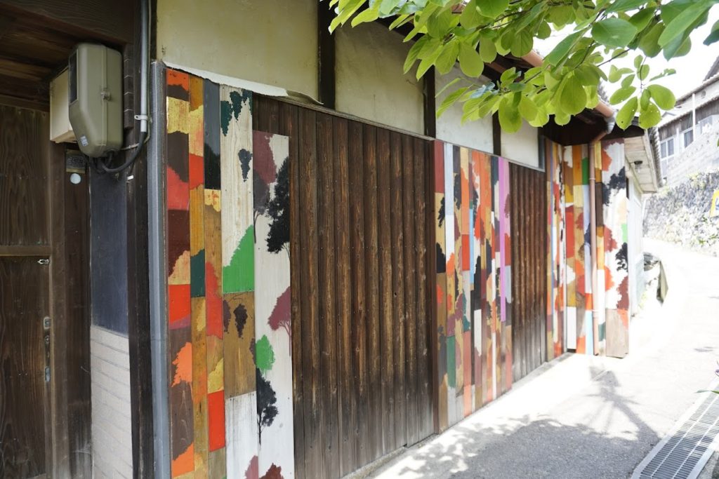ojijimaゆくる店舗前の男木島 路地壁画プロジェクト wallalley