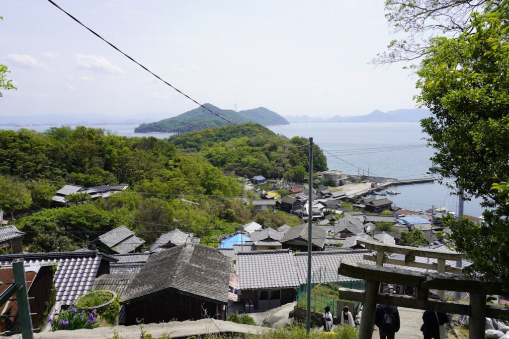 男木島豊玉姫神社から見る女木島