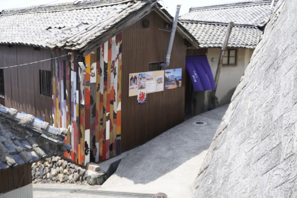 豊玉姫神社下の路地 男木島 路地壁画プロジェクト wallalley