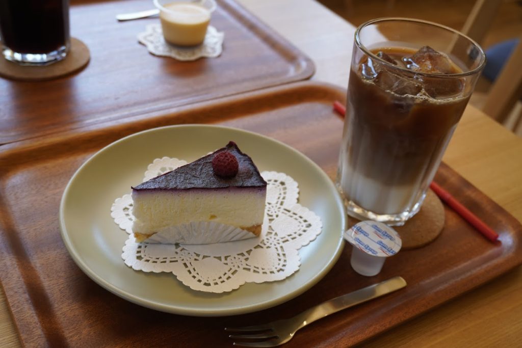 塩江光春堂カフェレアチーズケーキとカフェオレ