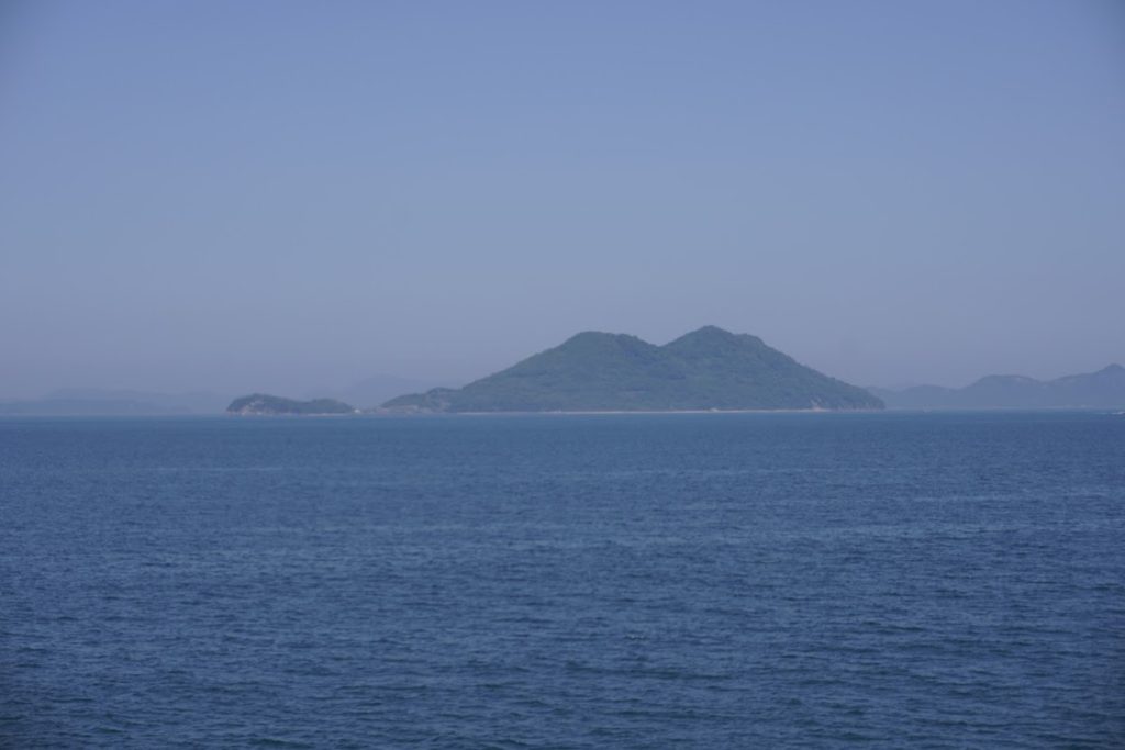 高松港小豆島池田行きフェリーから見る男木島