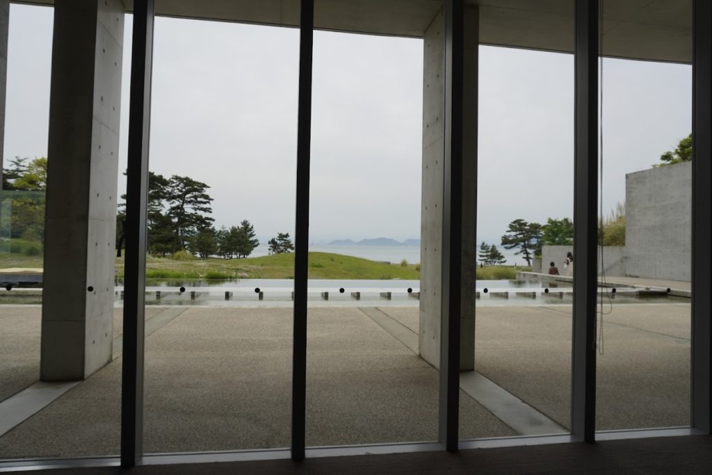 杉本博司ギャラリー 時の回廊ラウンジから硝子の茶室「聞鳥庵」を眺める