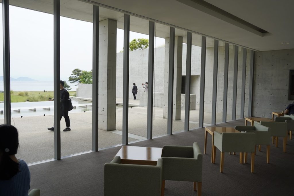 杉本博司ギャラリー 時の回廊ラウンジから硝子の茶室「聞鳥庵」を眺める