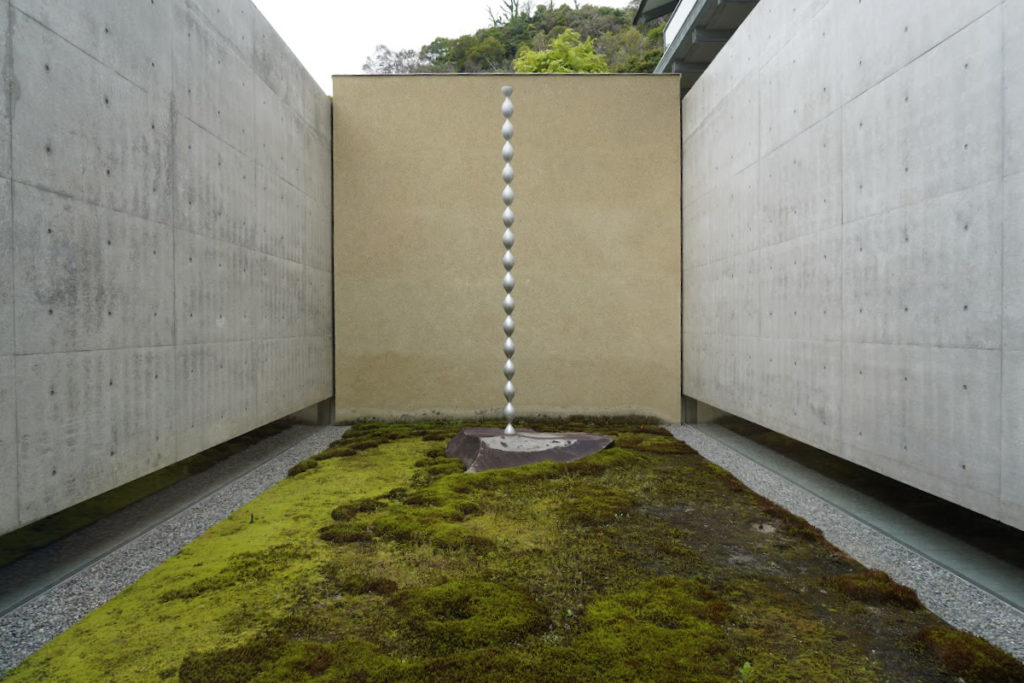 杉本博司ギャラリー 時の回廊「観念の形 003 オンデュロイド：平均曲率が0でない定数となる回転面」2005年
