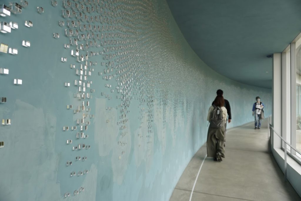 杉本博司ギャラリー 時の回廊からミュージアムショップへの回廊 テレジータ・フェルナンデス「ブラインド・ブルー・ランドスケープ」