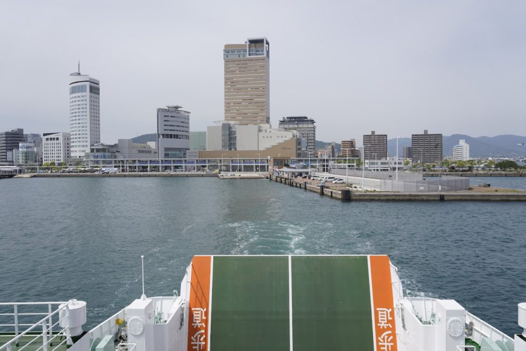 直島行きフェリーなおしま高松港を出航