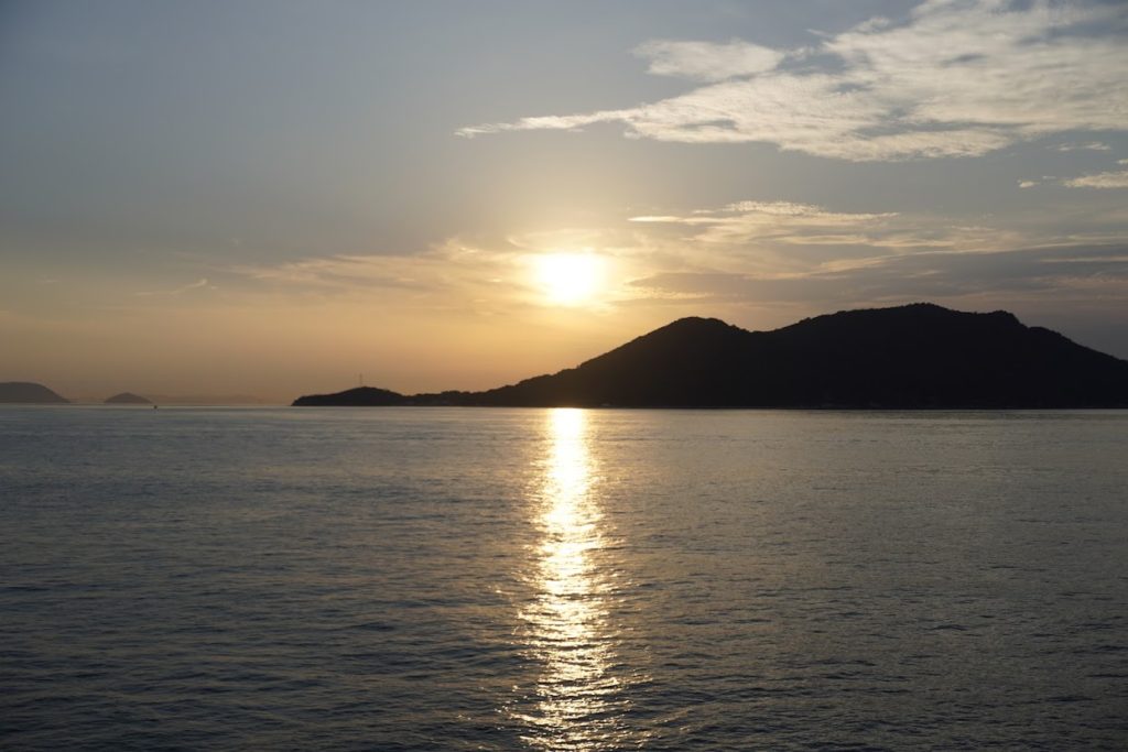 フェリーから見る瀬戸内海の夕陽