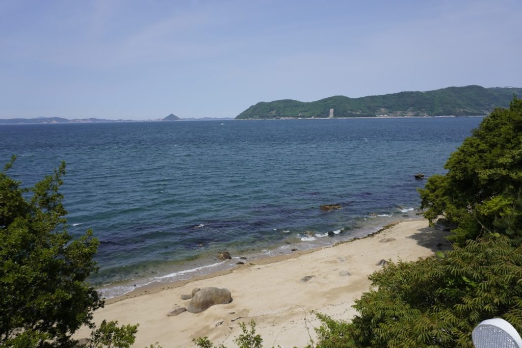 瀬居島から見る五色台、大槌島
