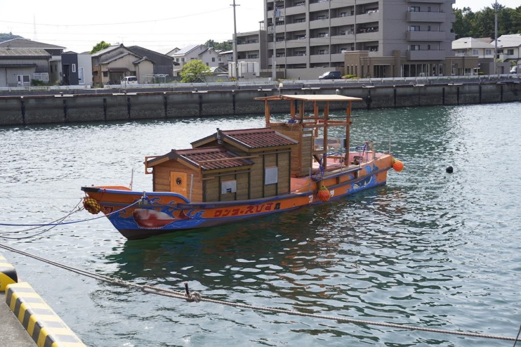 坂出港のヨタの漂う鬼の家ワンダーえびす丸　Artist on the　sea in Sakaide project