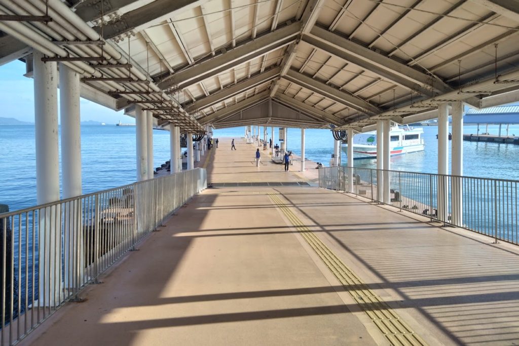 高松港から大島行の乗船桟橋