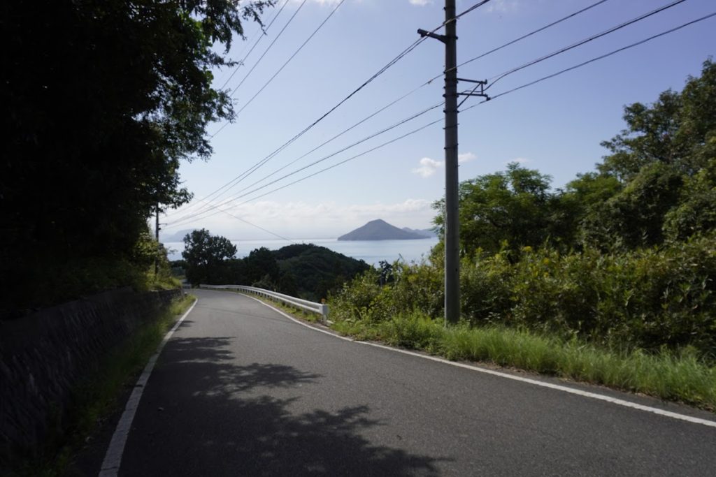 豊島家浦地区から甲生地区への道から正面に男木島