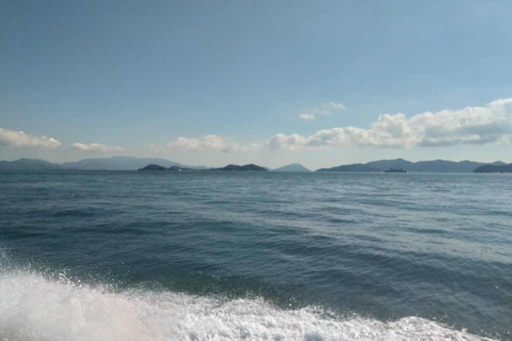 高松港から直島本村港へ出航　大島と小豆島