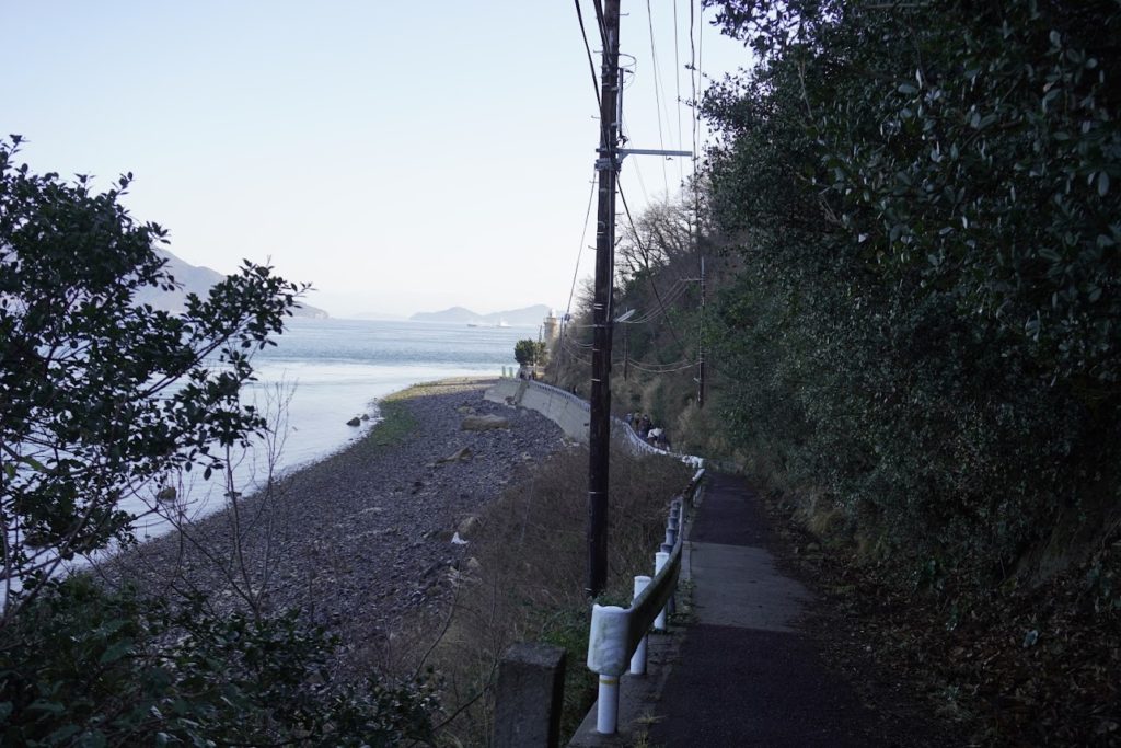 男木島灯台への道