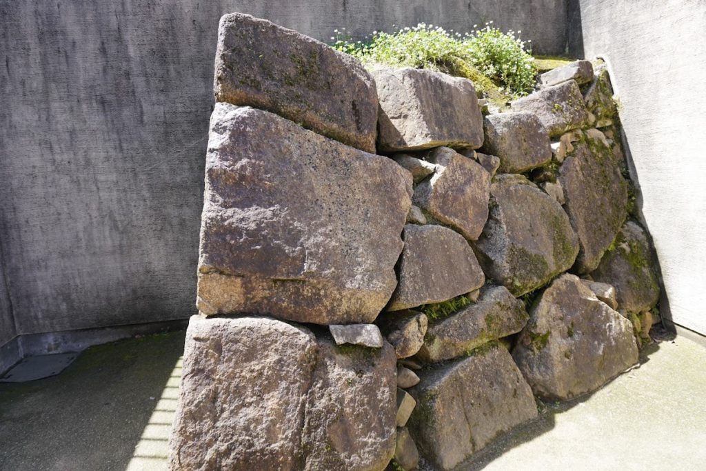 岡山城地中に埋もれている石垣