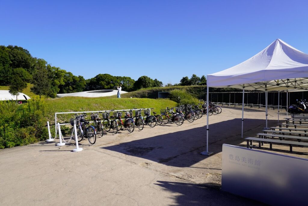 豊島美術館　エントランスの自転車置き場　駐輪場