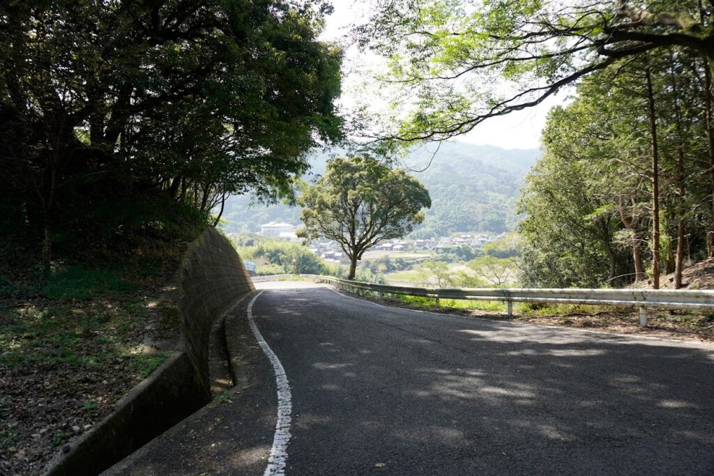 ひうち荘から瀧宮神社までの道　急坂