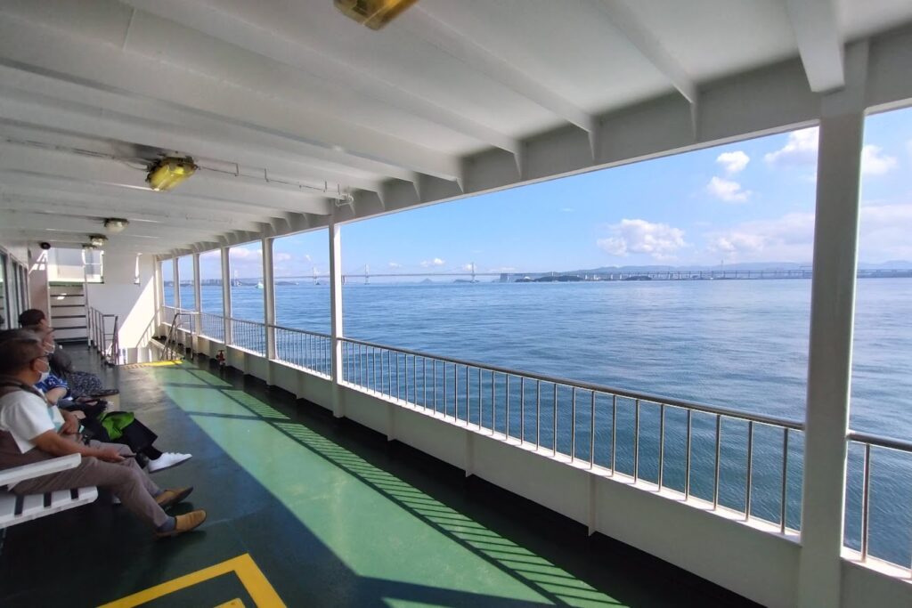 丸亀港から本島へのフェリーほんじま丸の船内