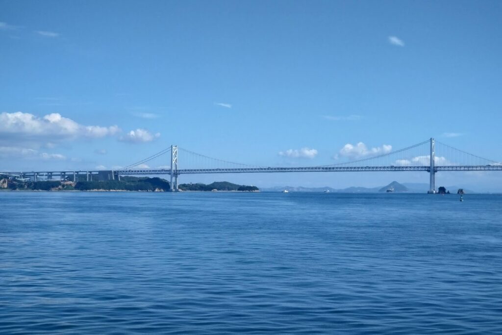 丸亀港から本島へのフェリーほんじま丸から瀬戸大橋