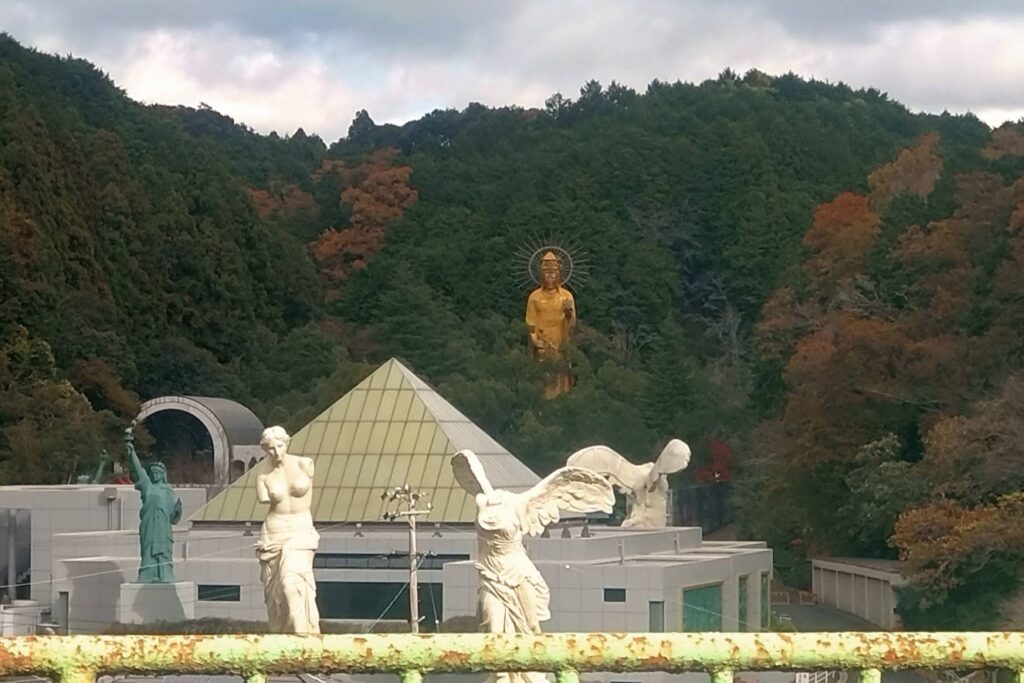 榊原温泉口駅から見えるルーブル彫刻美術館